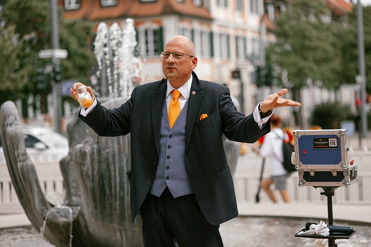 Zauberer begleitet das Programm der D&N Wedding Experience in der Ansbacher Altstadt.
