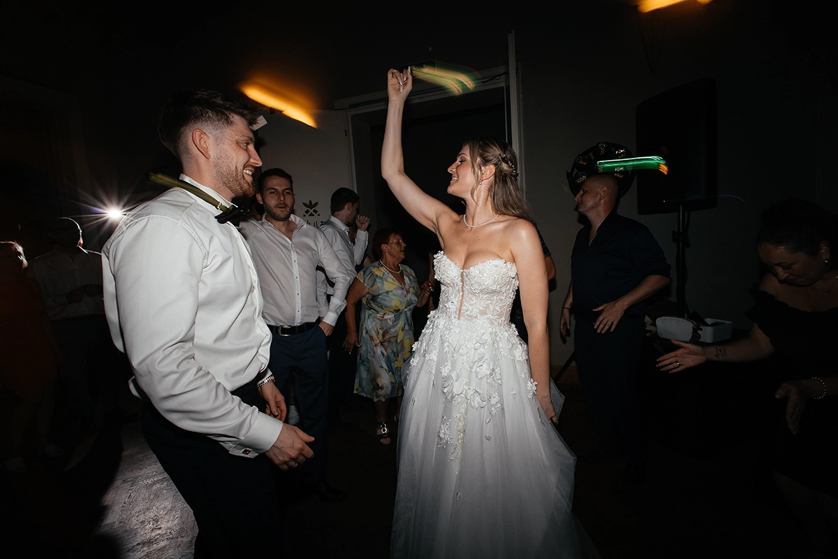 Braut und Bräutigam tanzen einander gegenüber auf der Hochzeitsparty im Logensaal Fürth.