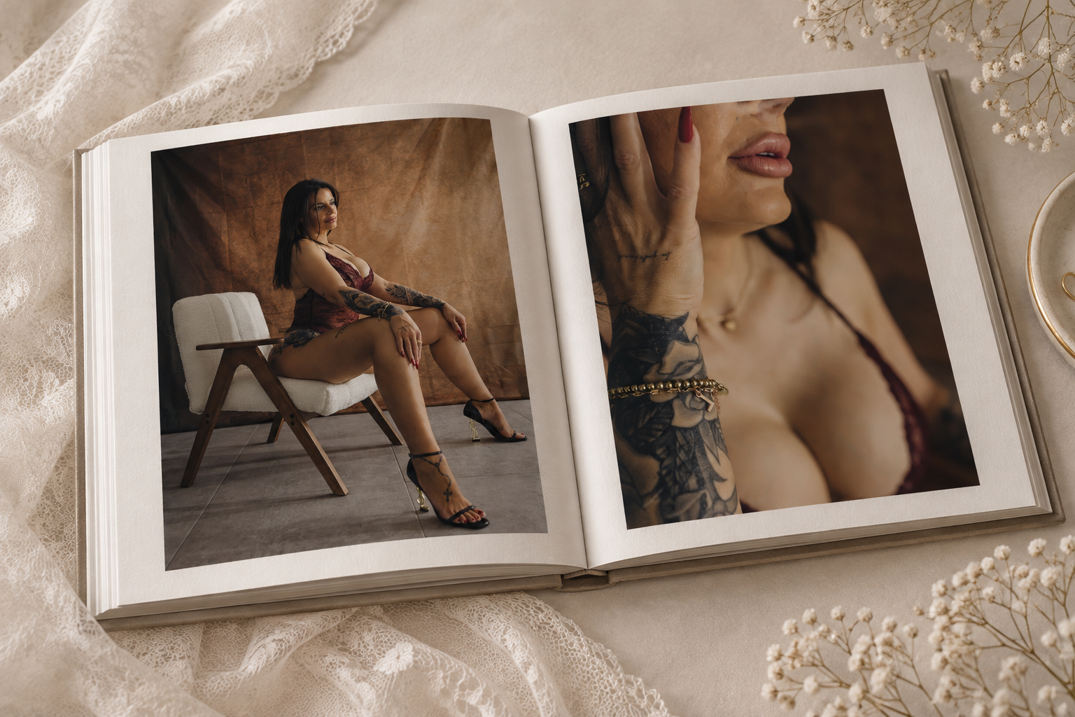 Geöffnetes Boudoir-Album auf hellem Spitzenstoff mit zwei sinnlichen Frauenporträts.
