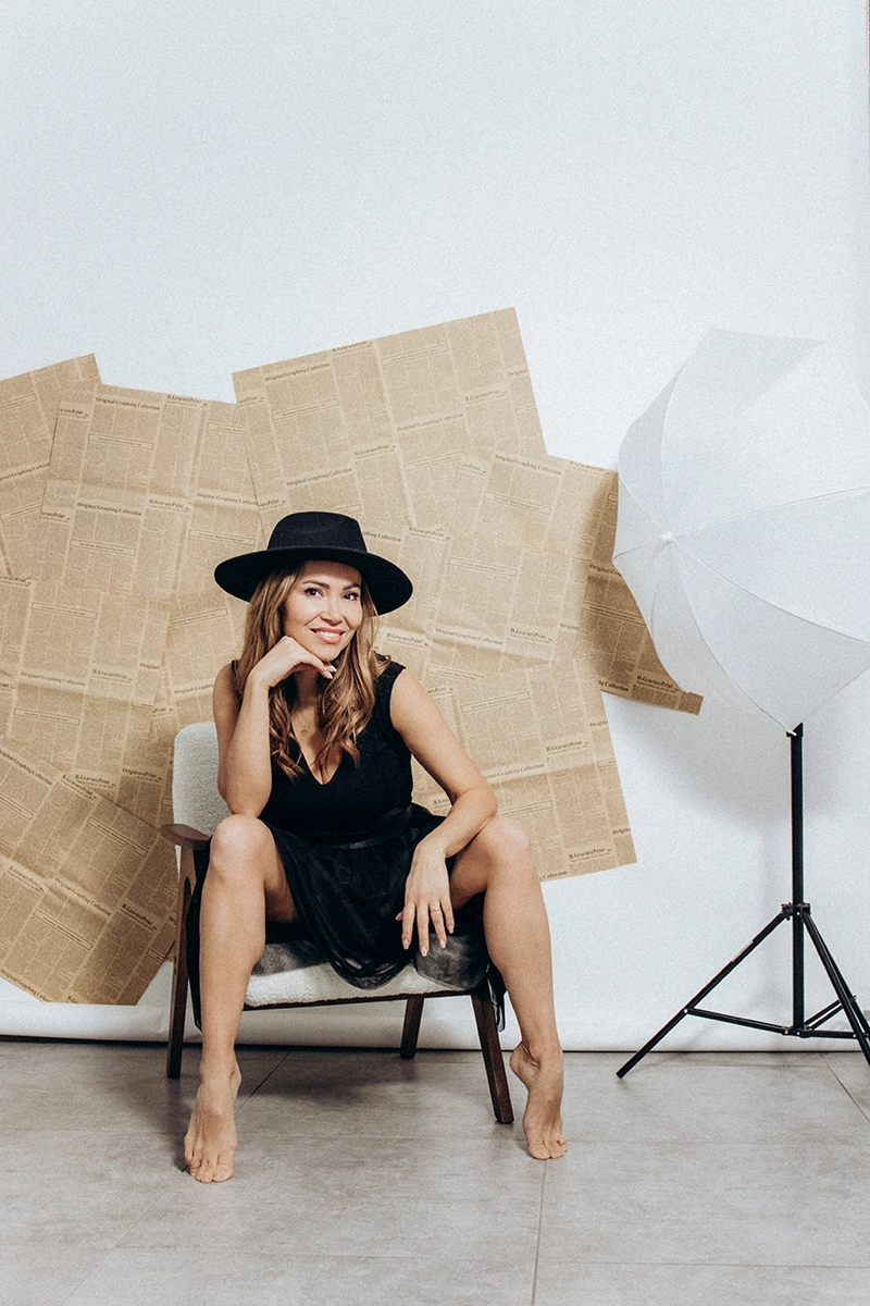 Frau beim Portraitshooting im Studio in Burgthann mit kreativem Hintergrund