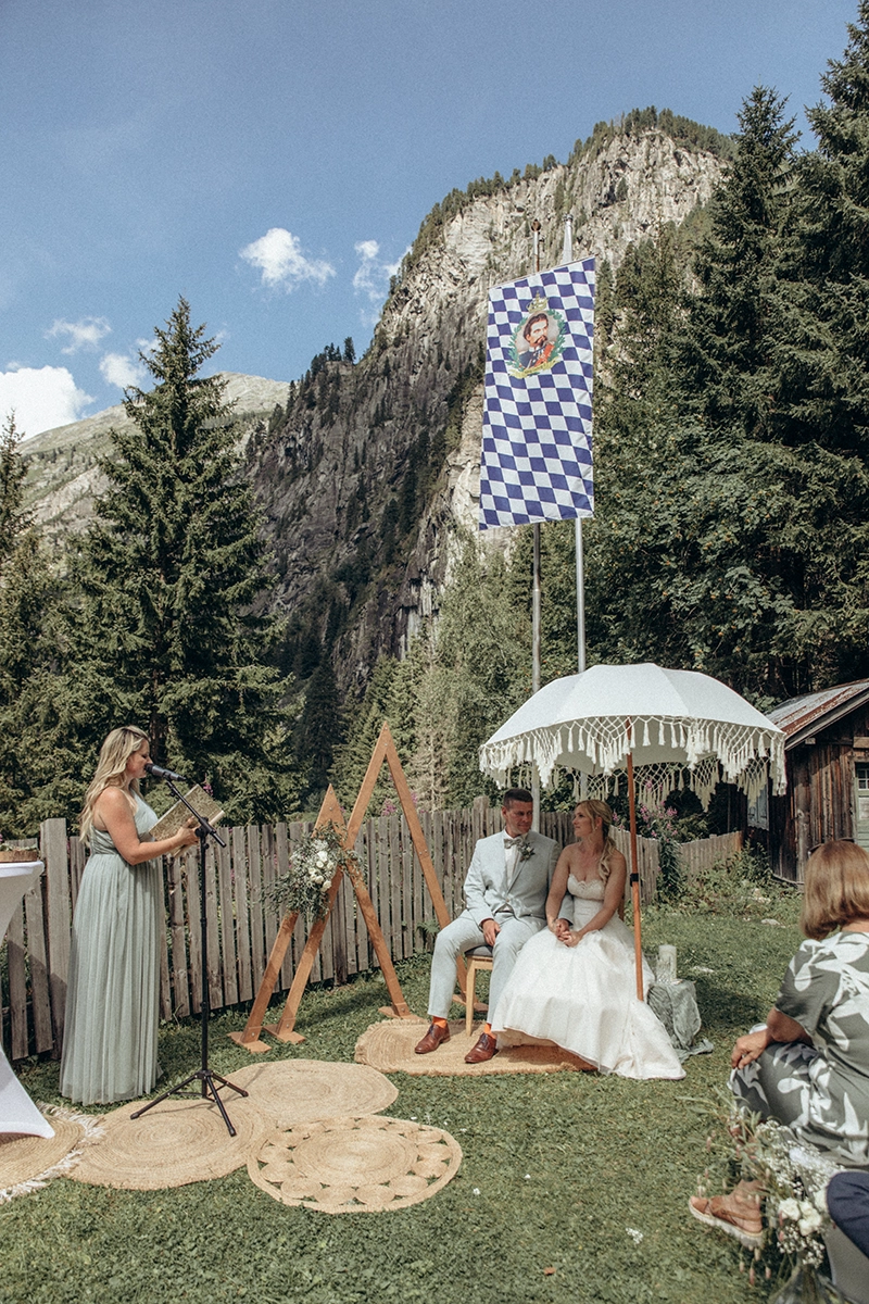 Freie Trauung im Garten der Grawandhütte vor der Bergkulisse.