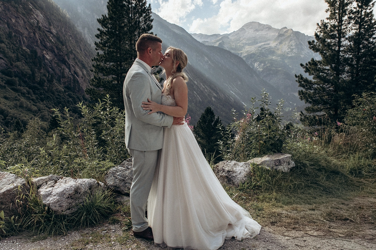 Romy und Michael vor der Berglandschaft rund um die Grawandhütte im Zillertal.