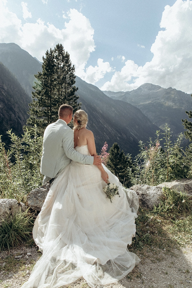 Das Hochzeitspaar vor dem weiten Bergpanorama des Zillertals.