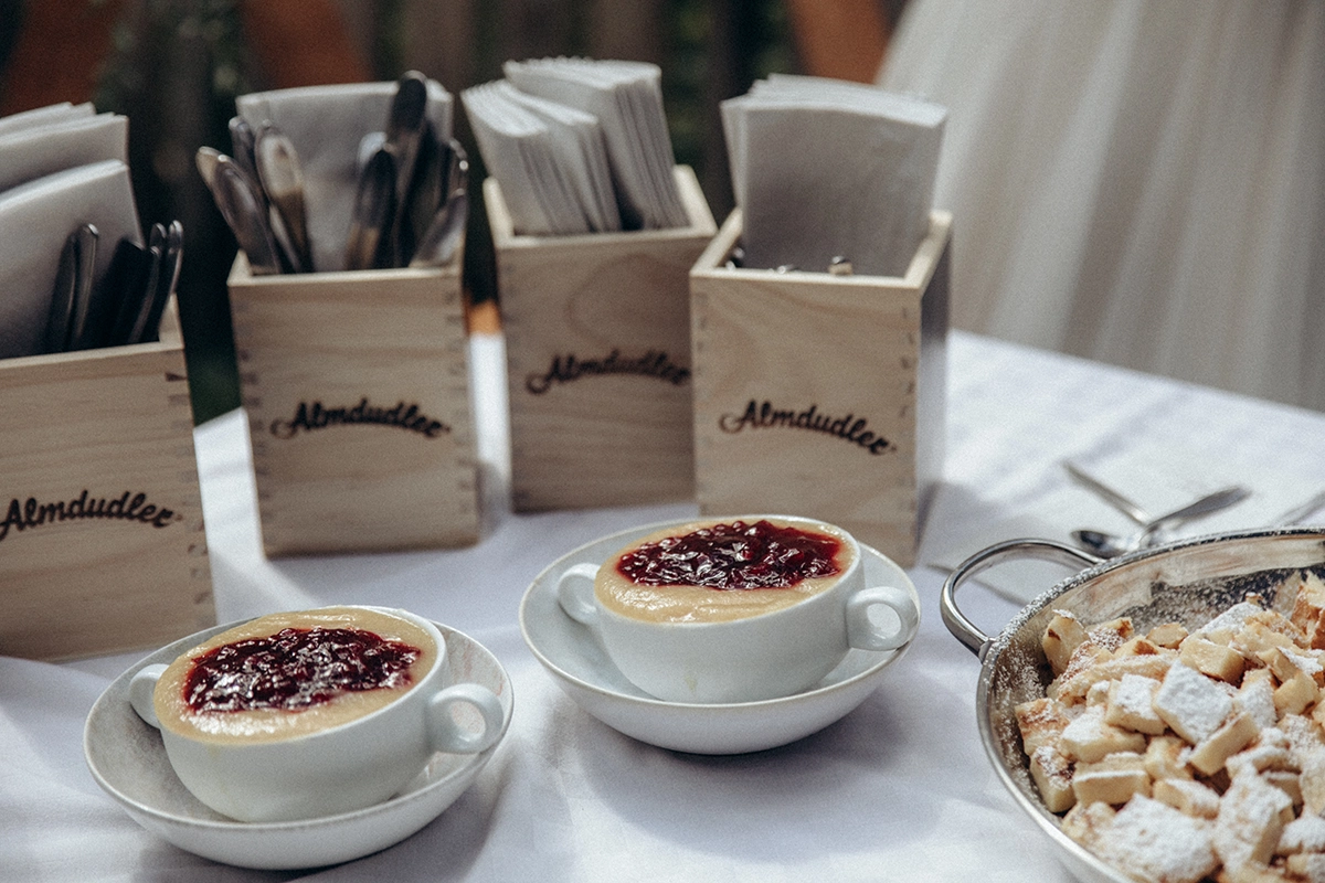 Kaiserschmarrn mit Beerensauce bei der Hochzeit an der Grawandhütte.