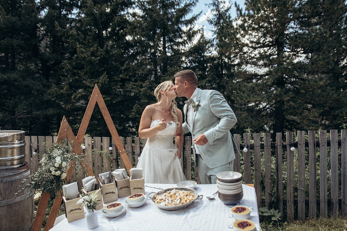 Das Brautpaar probiert gemeinsam den Kaiserschmarrn statt einer Hochzeitstorte.